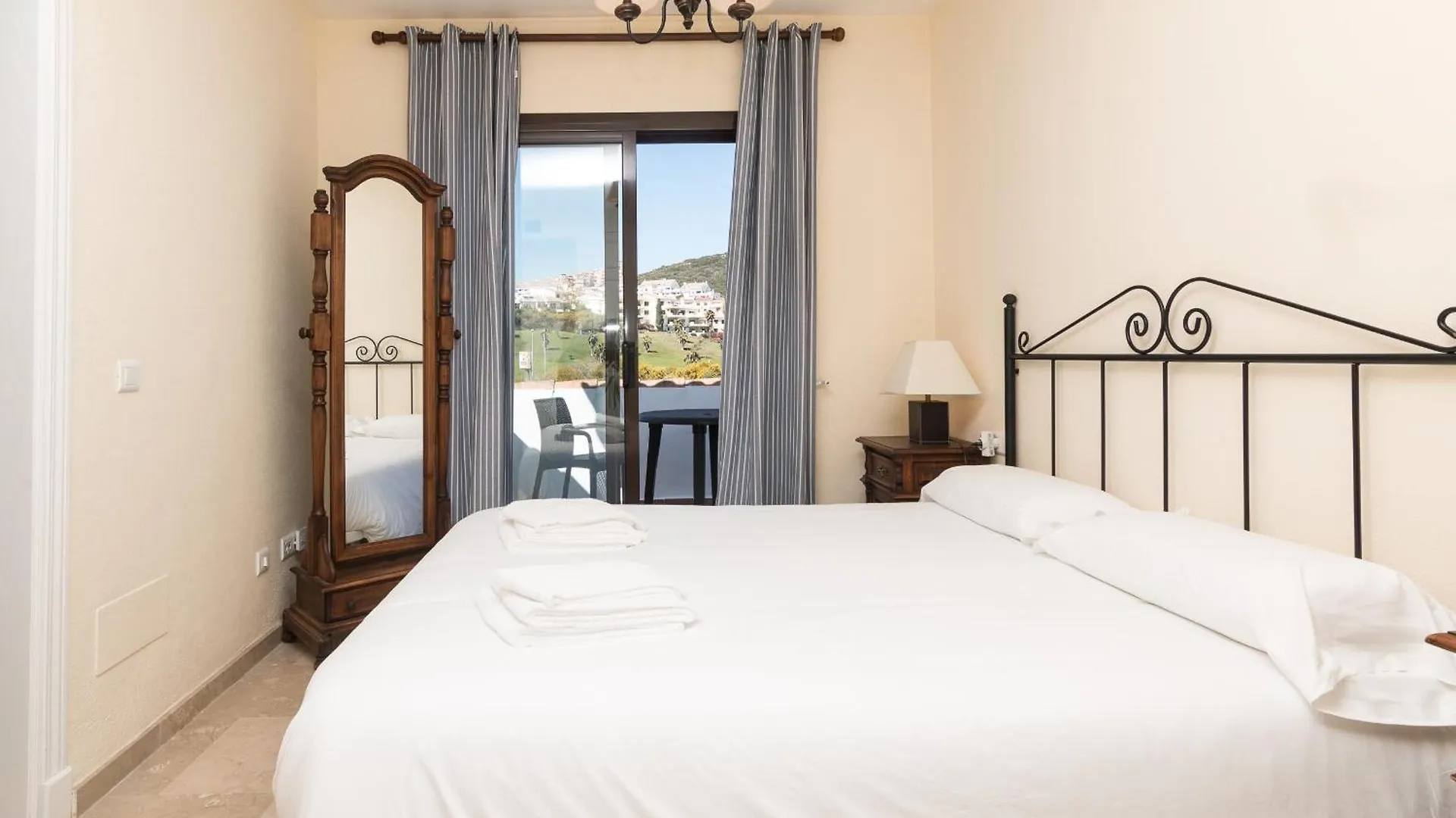 2233-Lovely 2 Bedrooms On The Beach, Pool And Port 马尼尔瓦 公寓